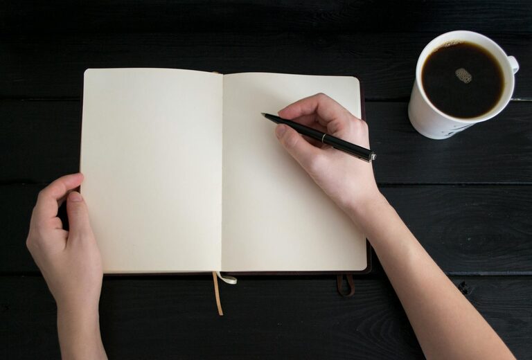 Beginner Guide to Journaling Every Day for a Happier Mind